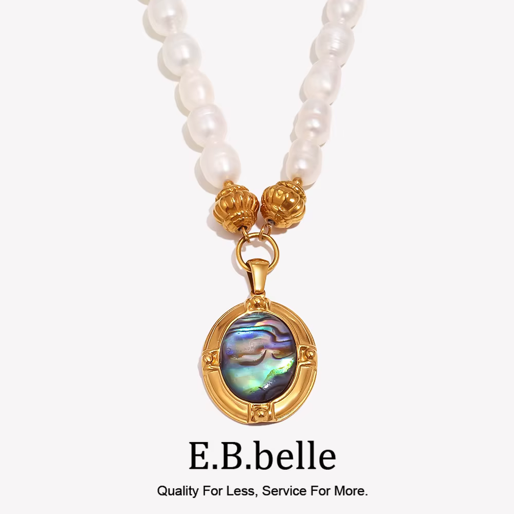 Collier pendentif en coquille d'ormeau E.B.belle avec chaîne de perles