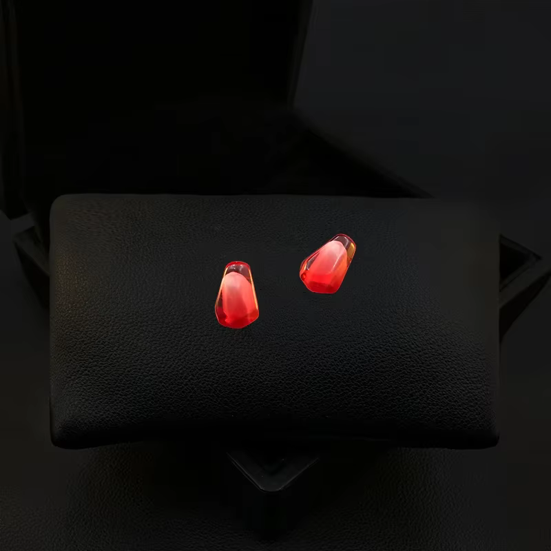 Broche grenade rouge scintillant