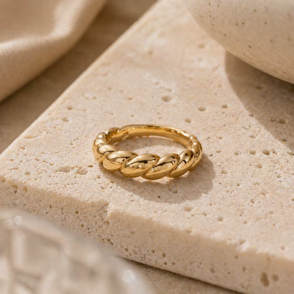 Bague Croissant Torsadée Dorée Élégante