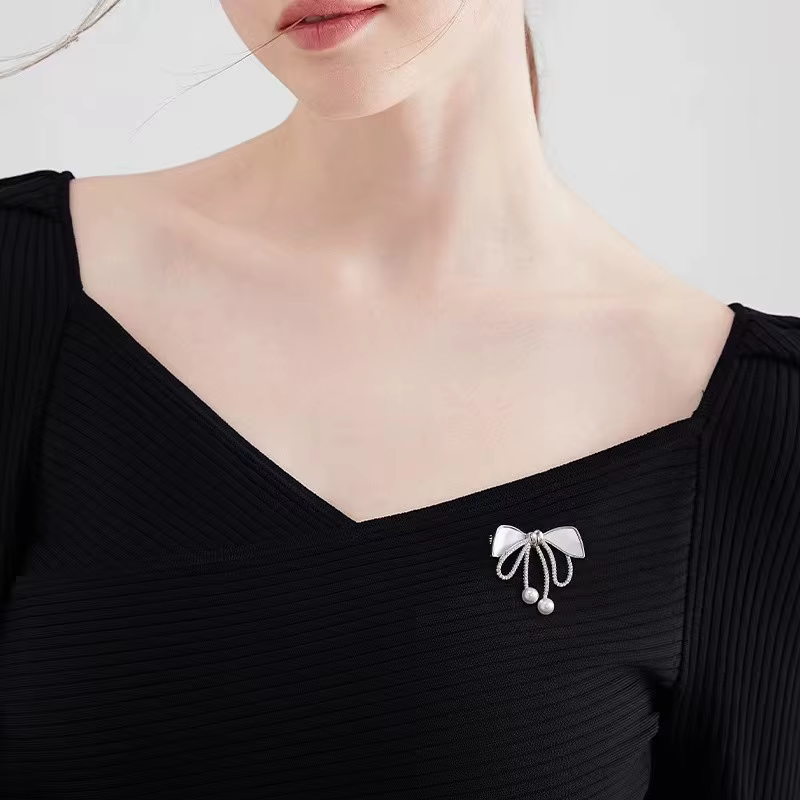 Broche anti-exposition nœud papillon pour femme
