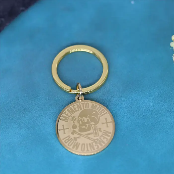 Porte-clés pendentif rond en acier inoxydable pour hommes et femmes, tête de mort gravée, Shay Amor, souvenir punk, Mori