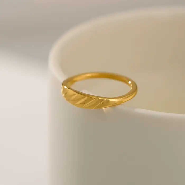 Bague martelée avec nom initial, gravée sur mesure, matiques empilables, écriture manuscrite, cadeau commémoratif, cadeau de demoiselle d'honneur